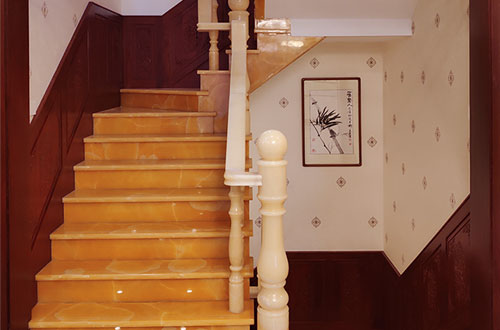 延川中式别墅室内汉白玉石楼梯的定制安装装饰效果